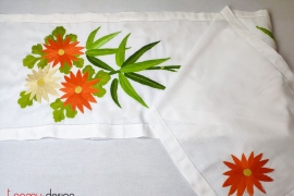 Table runner - daisy&cane embroidery